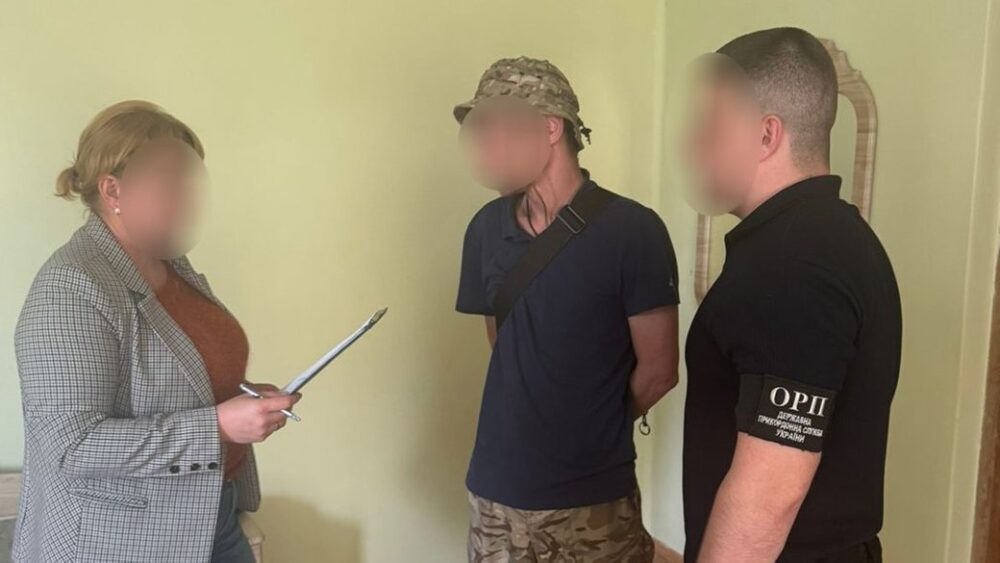 Мешканця Львівщини затримали за фіктивні документи призовникам для виїзду за кордон